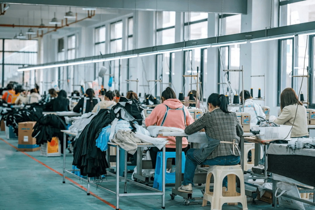 急招900多人！昭通鎮雄紡織服裝產業園正式投產，帶動日用品銷售新機遇